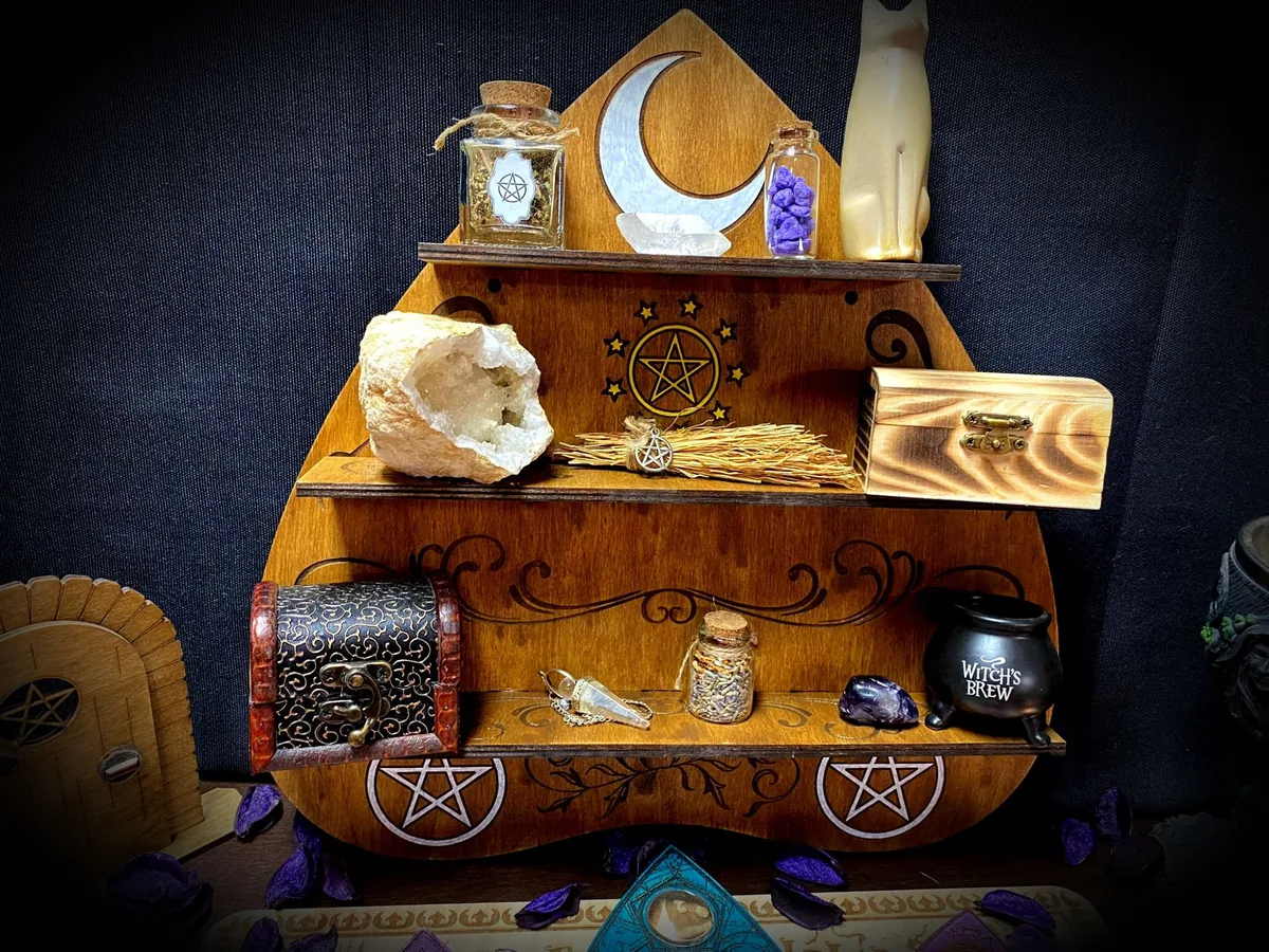 Scaffale in legno a forma di planchette