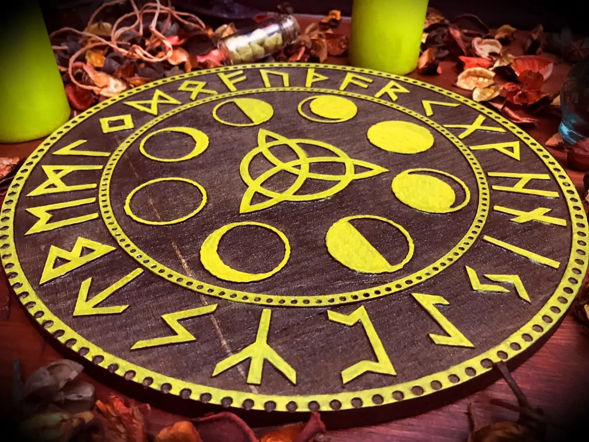 Tavola d'altare con fasi lunari e rune Futhark