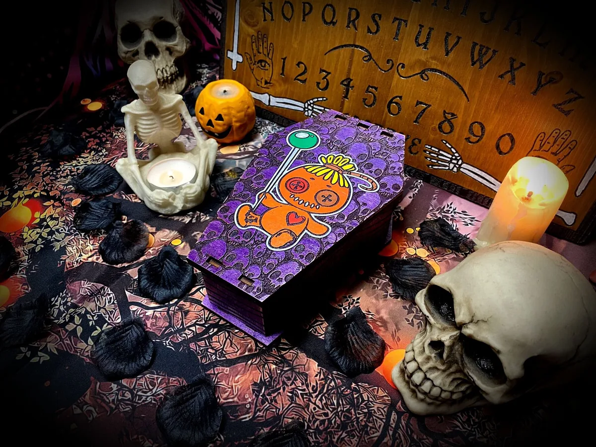 Bara in legno porta erbe/cristalli con voodoo doll
