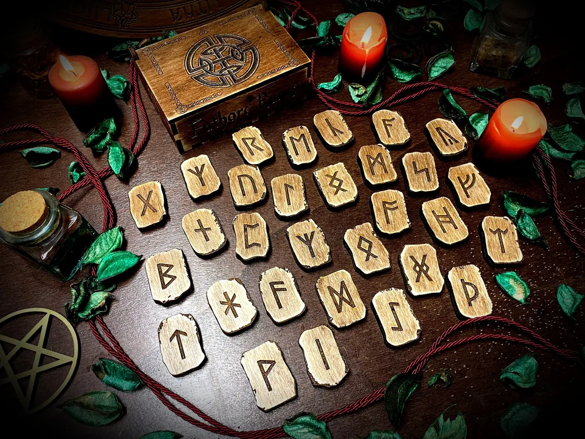 Set rune Anglo-Saxon Futhorc con scatola