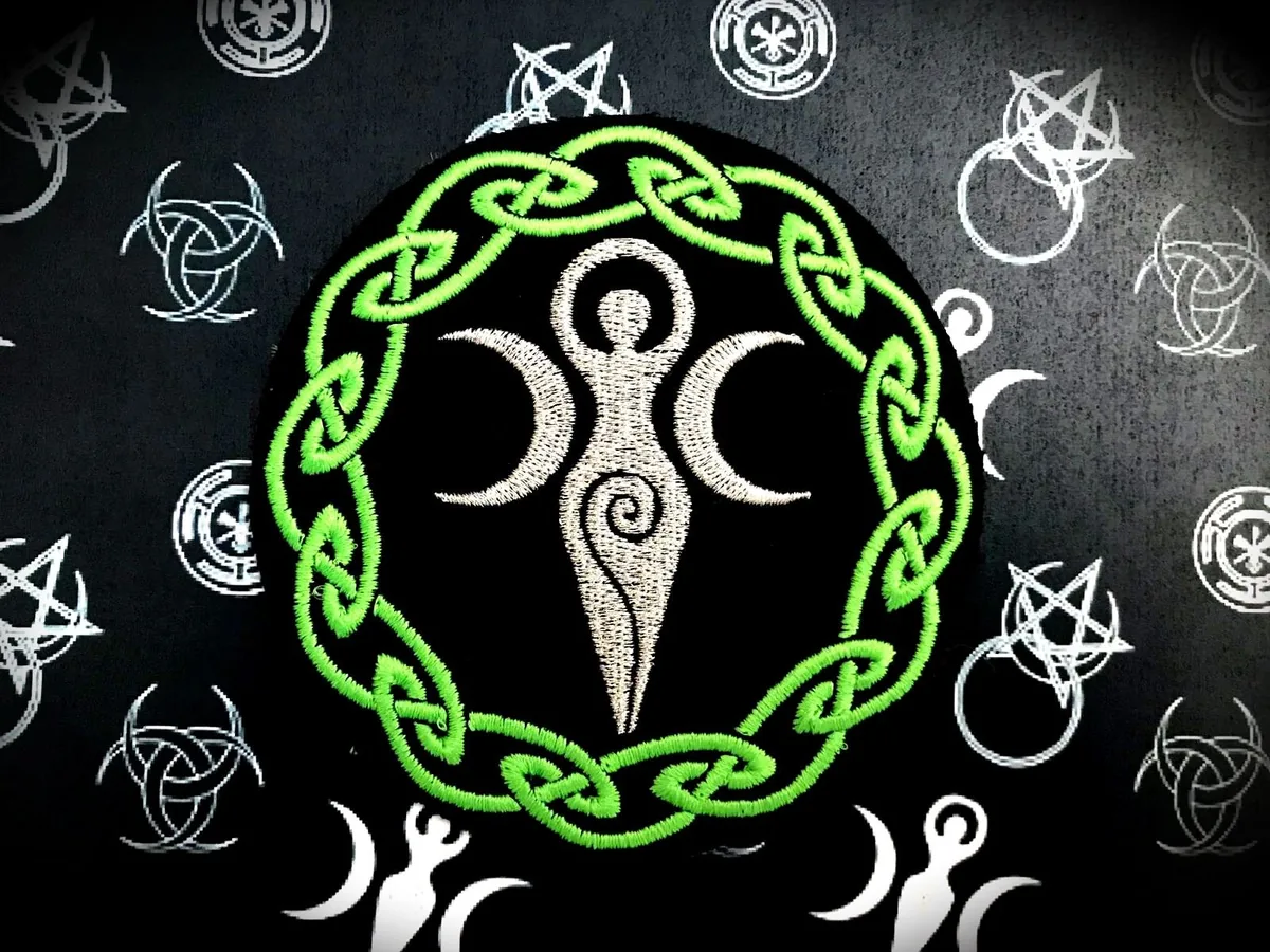 Toppa ricamata Dea Wicca