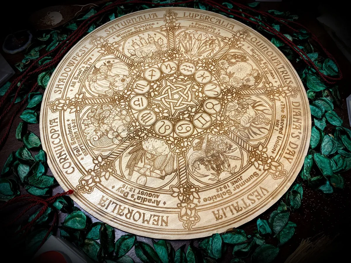 Ruota dell'anno versione Stregheria incisa su legno di