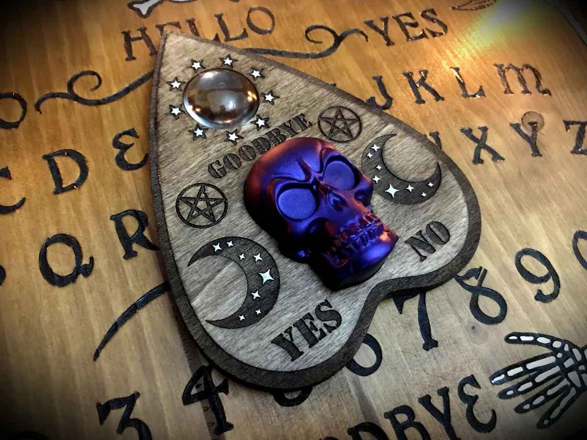 Planchette in legno pirografata con teschio in resina