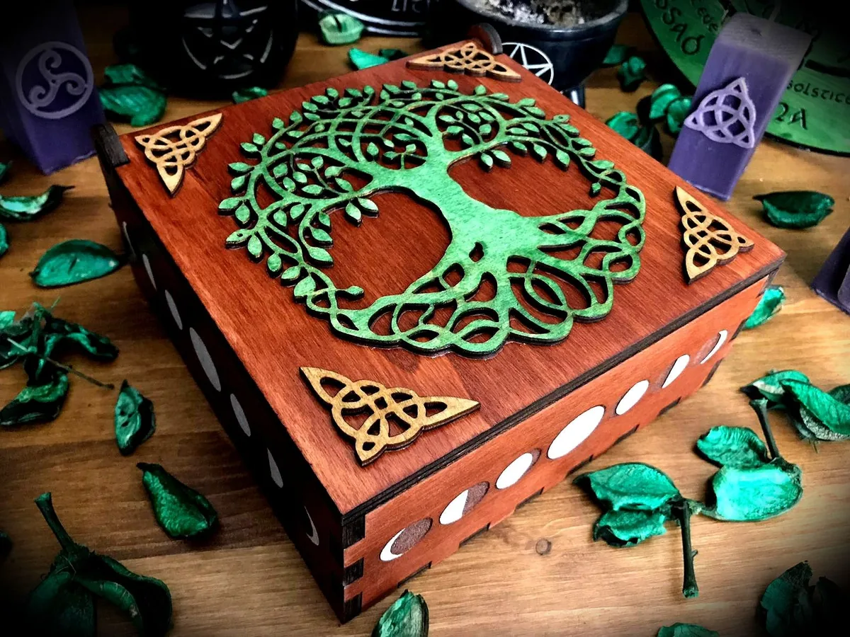 Scatola in legno con albero della vita