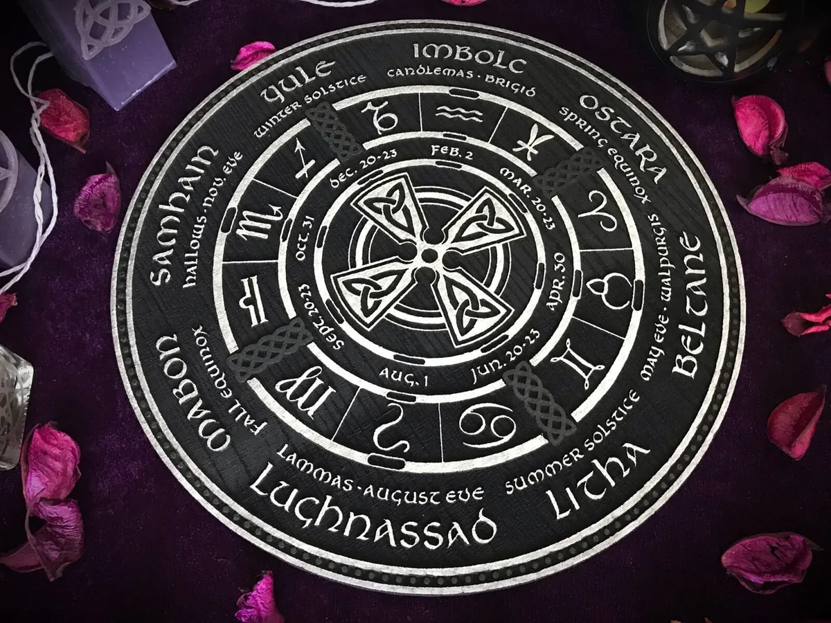 Ruota dell'anno pirografata a laser su legno di