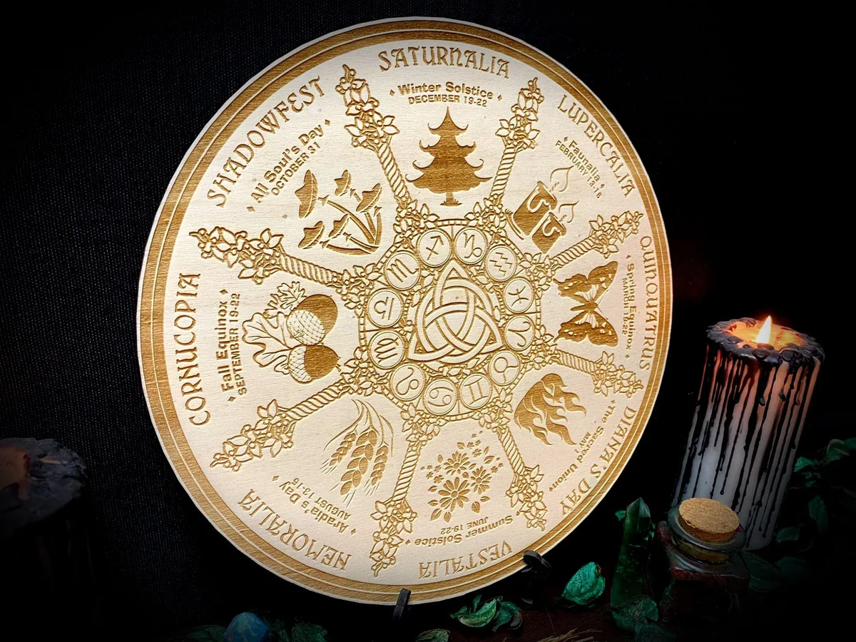 Ruota dell'anno versione Stregheria incisa su legno di