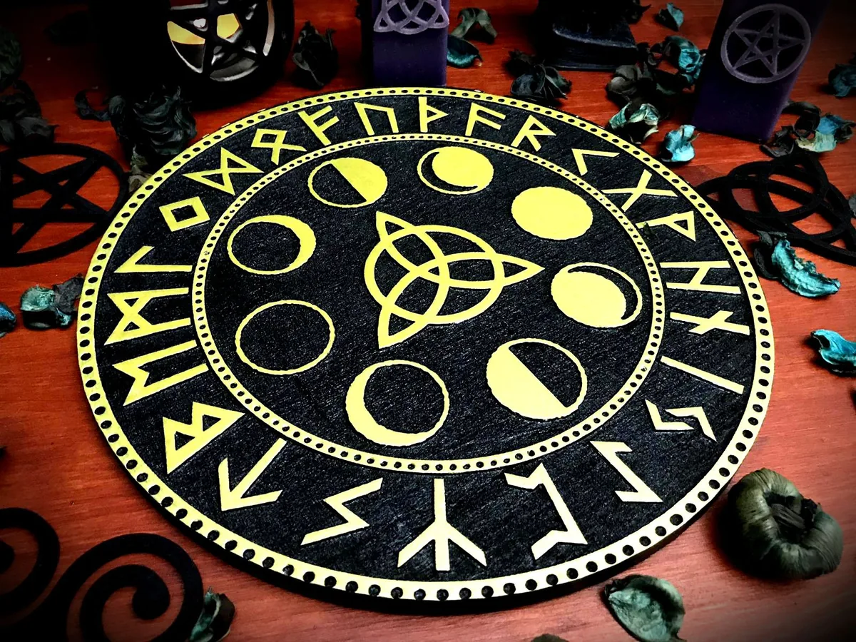 Tavola d'altare con fasi lunari e rune Futhark