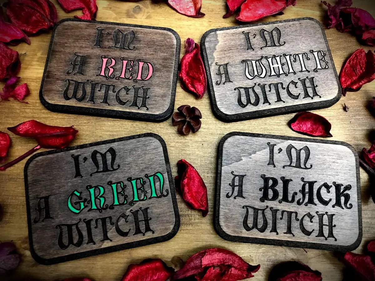 I'm a Red, White, Green e Black witch