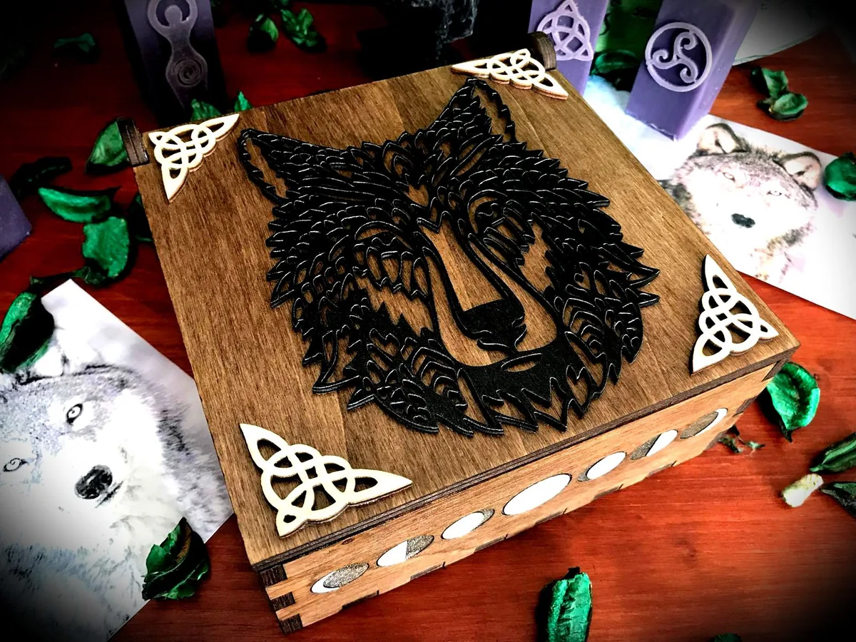 Scatola in legno con Lupo nero