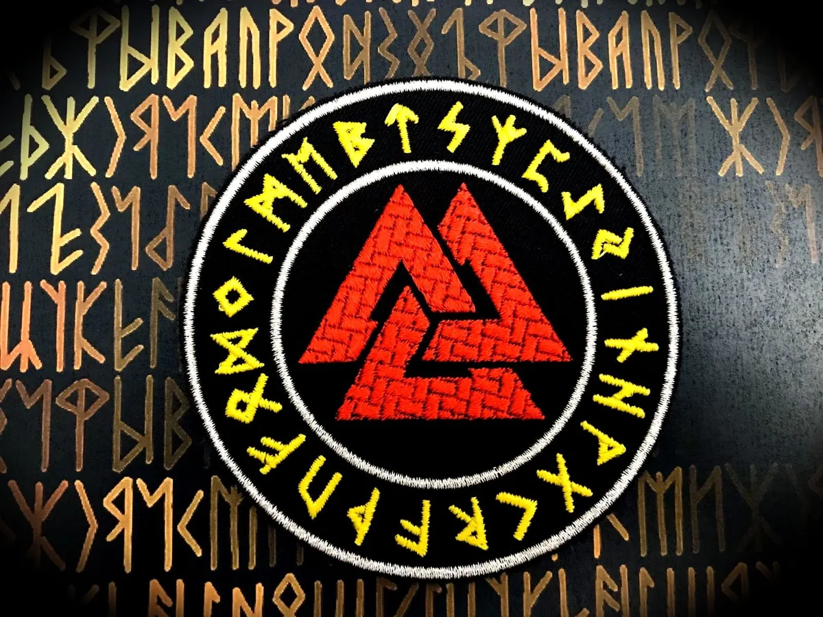 Toppa ricamata Valknut